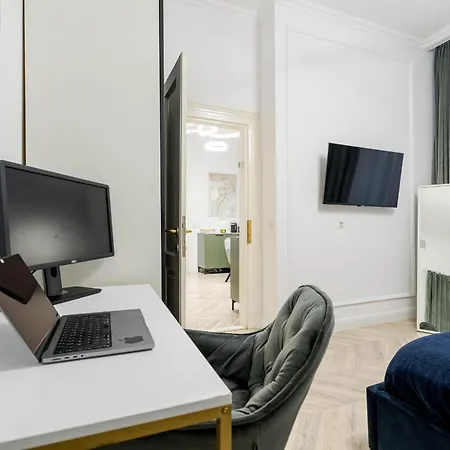 High Ceilings Garden - Parking - Invoice At Request *