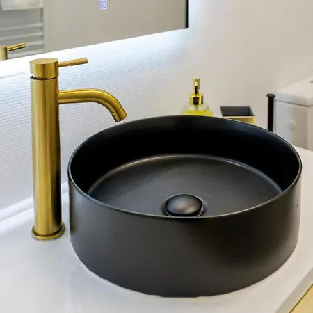 High Ceilings Garden - Parking - Invoice At Request Daire