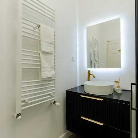 High Ceilings Garden - Parking - Invoice At Request