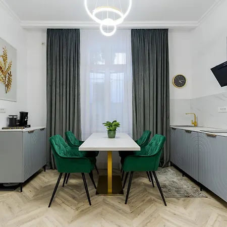High Ceilings Garden - Parking - Invoice At Request Apartment *