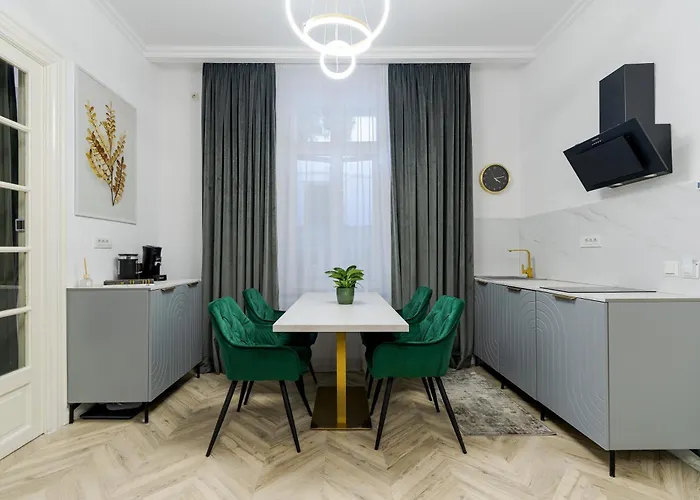 High Ceilings Garden - Parking - Invoice At Request Apartment *