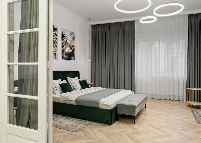 High Ceilings Garden - Parking - Invoice At Request Apartman